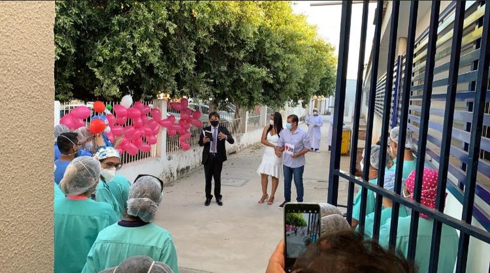  Alírio Chaves e Simone Martins Lima se casaram na saída do hospital  — Foto: Divulgação