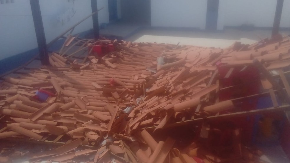 Teto do pátio da escola Iolanda Romeiro Lopes desabou — Foto: Arquivo Pessoal/Maria Silva