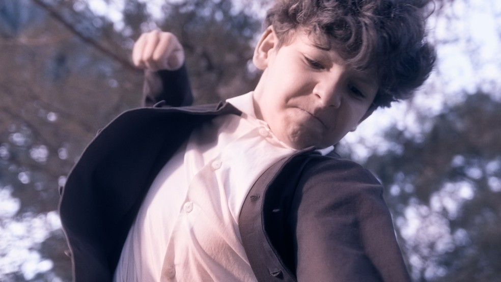 Tonico (Alexandre Nero) dá soco em Dom Pedro II (Selton Mello) na infância em 'Nos Tempos do Imperador' — Foto: Globo