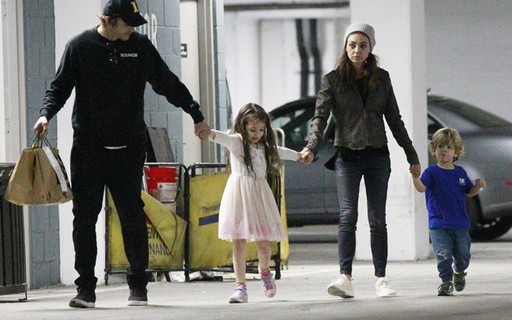 Ashton Kutcher e Mila Kunis saem para jantar com os filhos, em Los Angeles