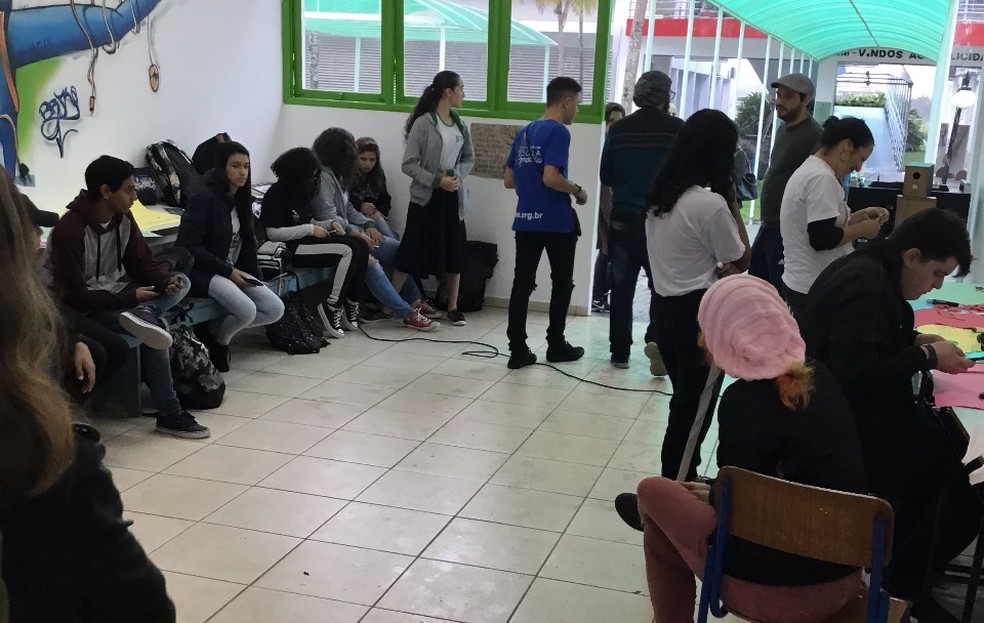 9H, Camboriú: Estudantes se reúnem no hall do IFC — Foto: IFC/Divulgação