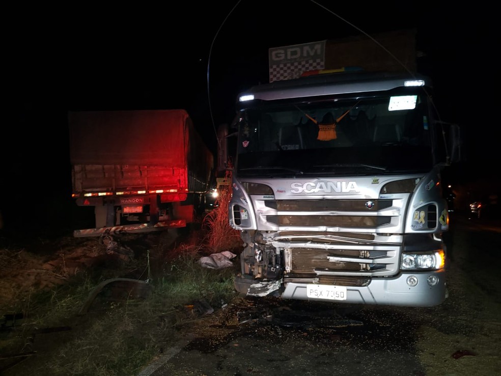 Batida envolvendo duas carretas e uma viatura da PRF deixa mortos e feridos em rodovia na Bahia — Foto: Repórter Paiva/Blogbraga