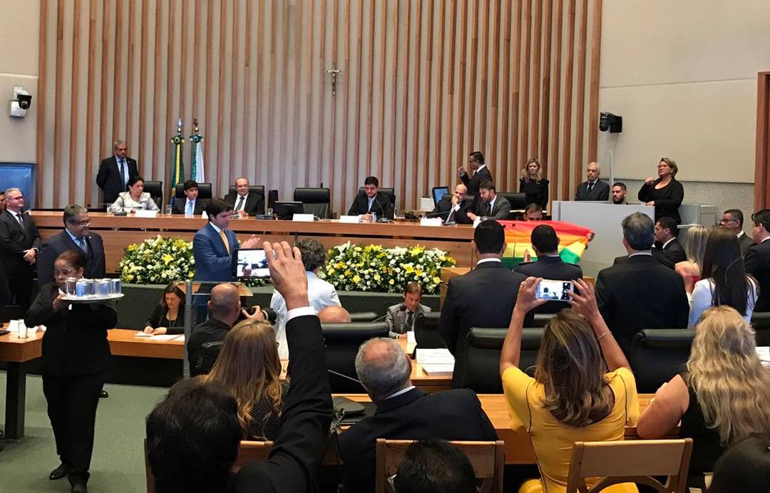 O deputado distrital Fábio Félix (PSOL) levou a bandeira LGBT para o púlpito da CLDF