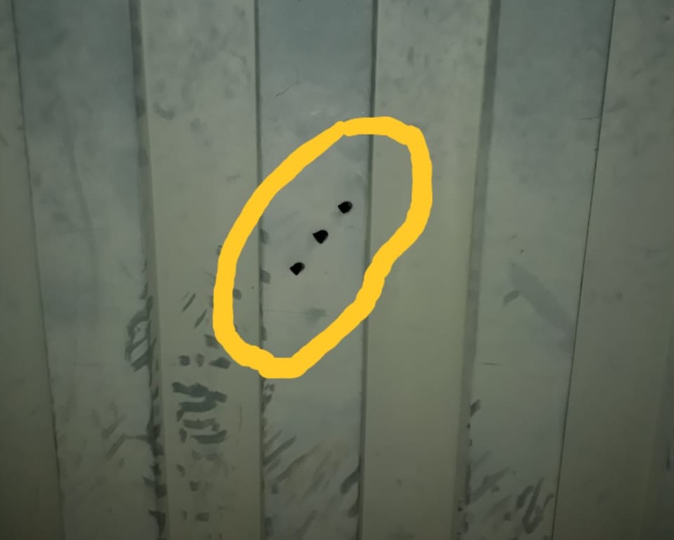 Marcas de tiros foram encontrada no portÃ£o da casa da vÃ­tima â Foto: Arquivo Pessoal