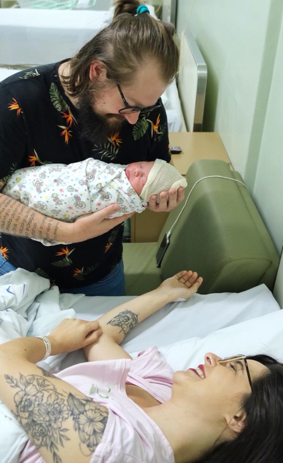 Casal de Curitiba descobre gravidez 19 dias antes do bebê nascer — Foto: Arquivo pessoal/Fervarhau 