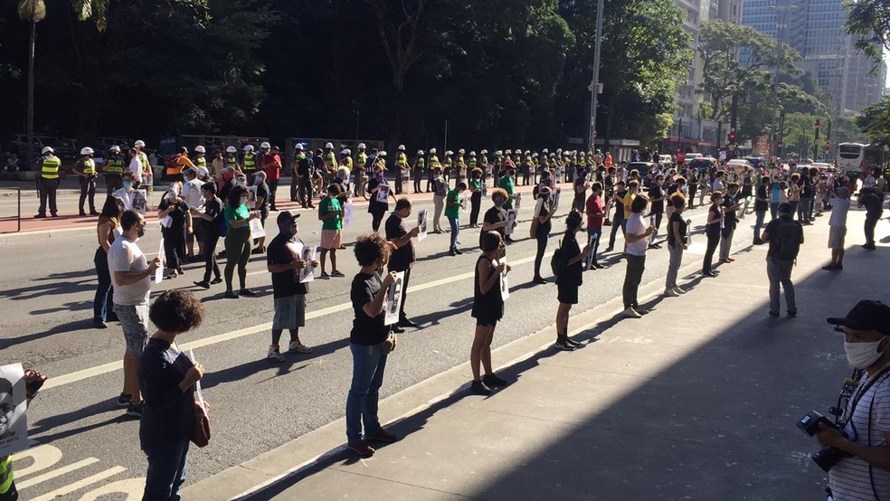 Ato na Paulista lembra os mortos pela violência e a Covid-19 no Brasil  — Foto: Edi Sousa/Arquivo pessoal  