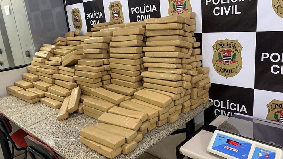 Pol&iacute;cia apreendeu quase 500 quilos de maconha e dupla foi presa durante abordagem em Iaras (SP) &mdash; Foto: SSP/Divulga&ccedil;&atilde;o