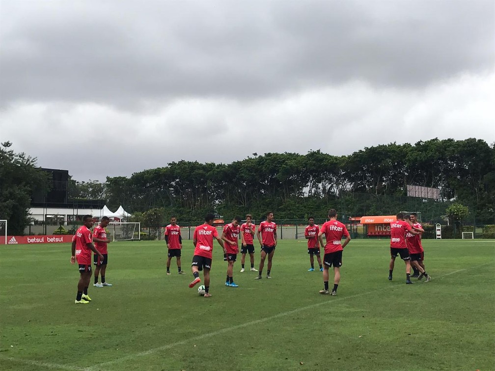 Jogadores da base do São Paulo treinam na Barra Funda — Foto: Eduardo Rodrigues
