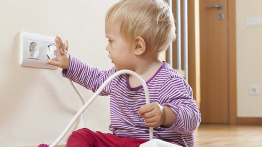 Acidentes domésticos com crianças: conheça os perigos dentro de casa