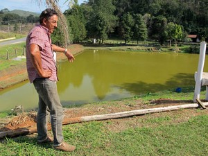 Aparecido Ribeiro arrendou pesqueiro próximo à Represa de Nazaré Paulista e relata decepção de turistas com a seca (Foto: Isabela Leite/G1)