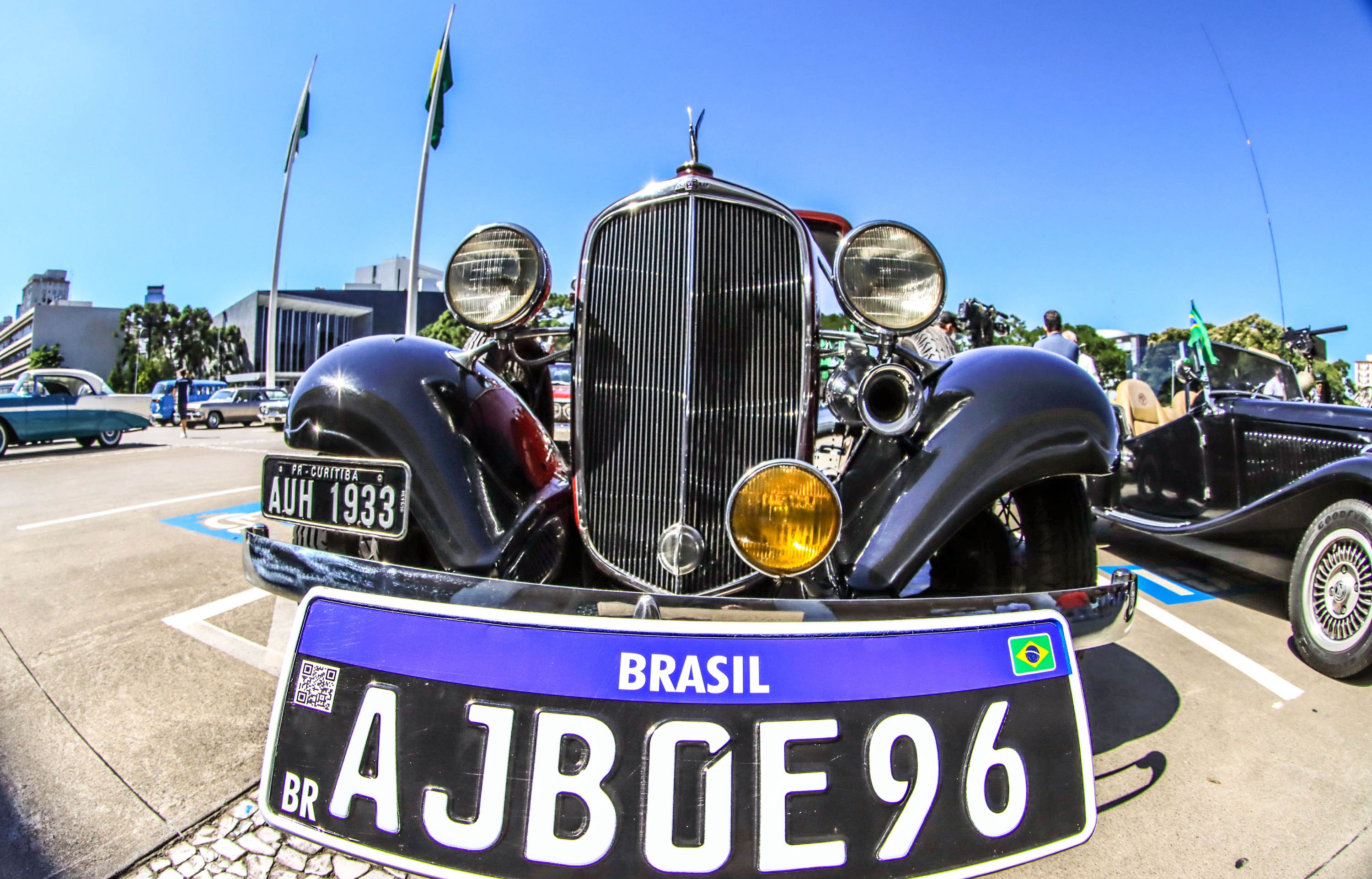 Veículos de coleção terão novo modelo de placa preta a partir de junho; veja fotos de carros antigos no Paraná