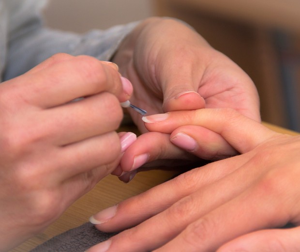Fazendo a unha na manicure (Foto: Pixabay)