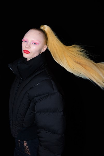 Finas, descoloridas, cobertas por aplica&ccedil;&otilde;es ou em cores vibrantes, as sobrancelhas  est&atilde;o em foco na beleza | Beleza | Vogue