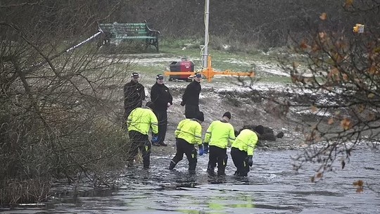 Três crianças não resistem após caírem em lago congelado, na Inglaterra
