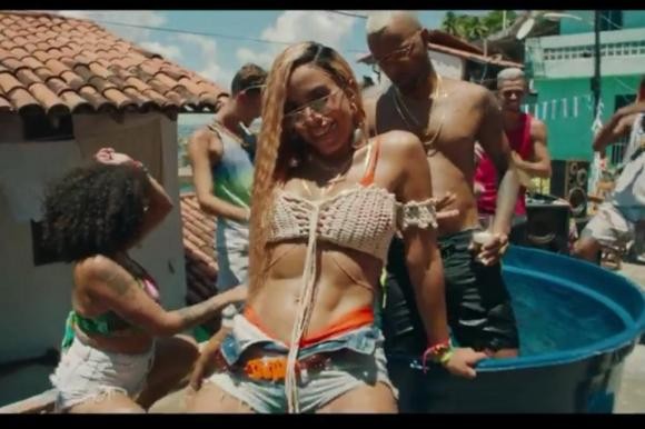 Anitta em 'Bola Rebola' (Foto: Youtube/ Reprodução)