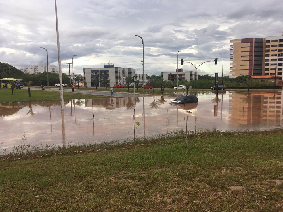Carro fica preso em alagamento na Avenida dos Holandeses em São Luís (MA) — Foto: Rafaelle Fróes/G1 MA