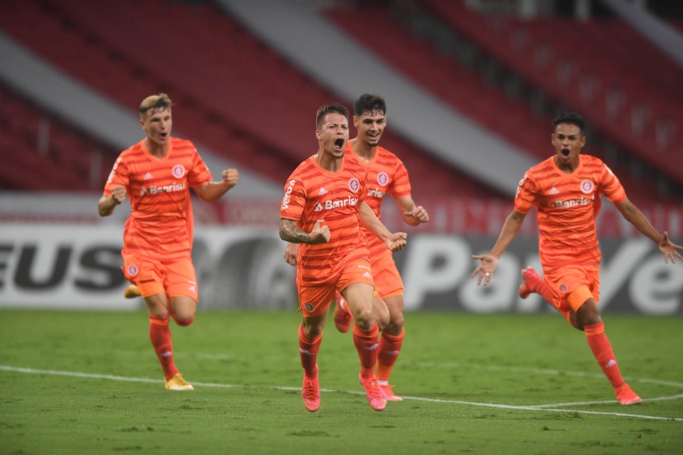 Nicolas, ao fundo, atrás de Johnny, é mais uma atração do Inter — Foto: Ricardo Duarte / Internacional