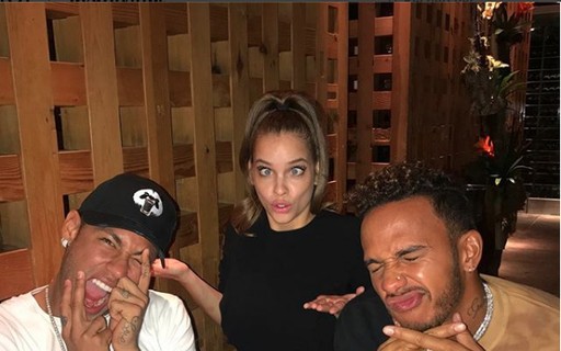 Modelo Sai De Apartamento As 5h Da Manha Apos Noitada Com Neymar Revista Marie Claire Celebridades