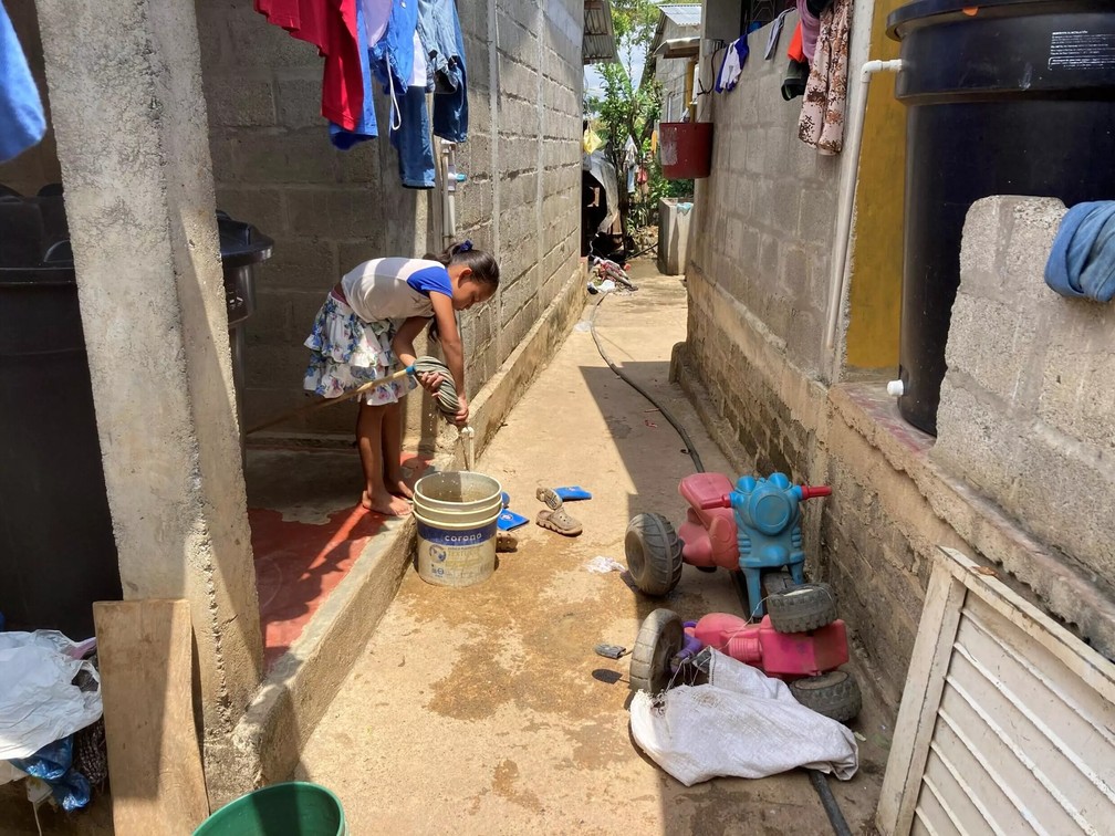 A vida dos moradores de Pueblo Flecha foi severamente afetada pela falta de água potável, bem como pela seca no rio Caño Zaino, principal fonte de água da cidade. — Foto: RFI