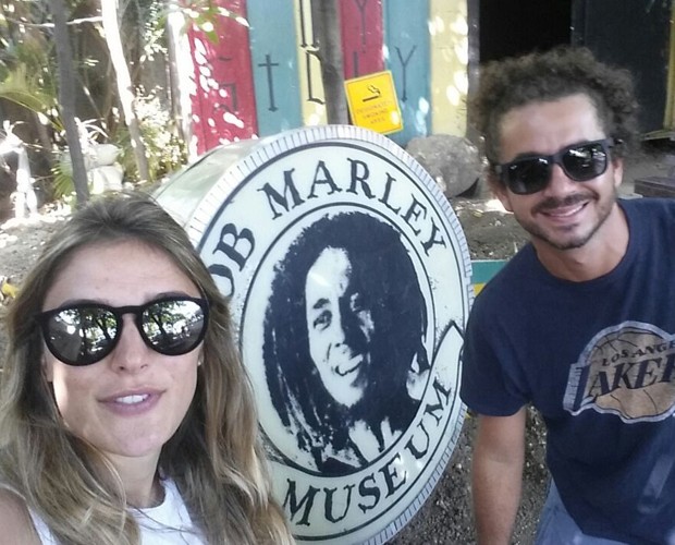 Rafa Brites e Felipe Andreoli posam no Museu do Bob Marley (Foto: Arquivo Pessoal)