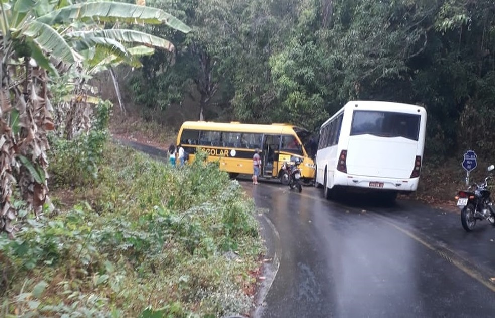 Dois ônibus que transportavam estudantes colidiram na Serra de Baturité — Foto: Arquivo pessoal