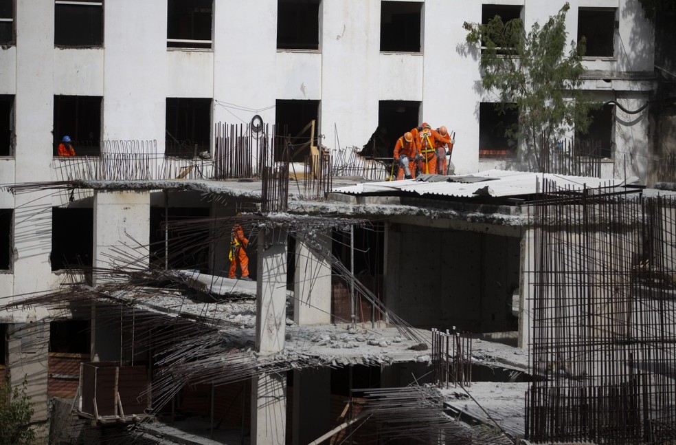 Construções no Hotel Glória: local terá três torres com 266 apartamentos — Foto: Márcia Foletto