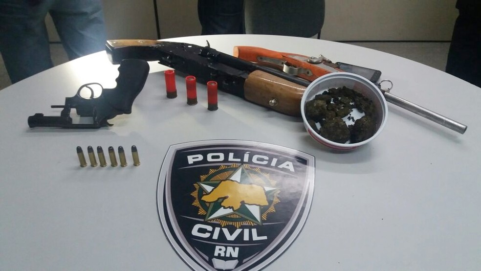 Foram apreendidas duas garrunchas de fabricação caseira, um revólver e munições (Foto: Divulgação/Polícia Civil)