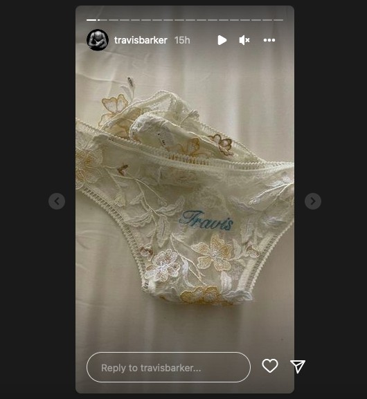 A foto da calcinha de Kourtney Kardashian compartilhada pelo marido da socialite, o músico Travis Barker (Foto: Instagram)