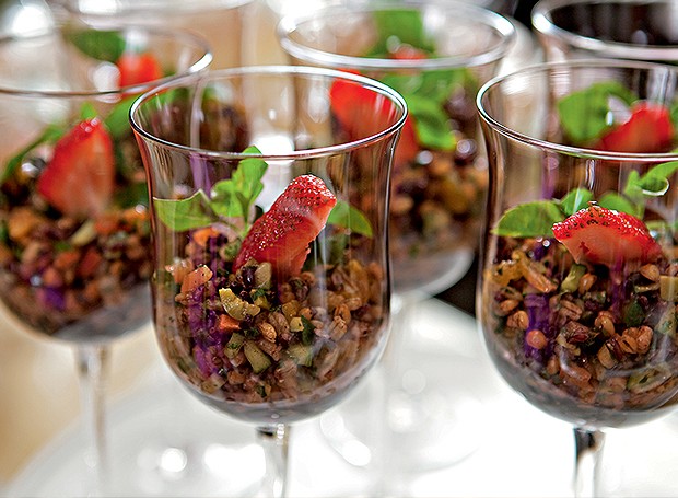 Salada de grãos integrais com leguminhos crocantes e frutas secas (Foto: Daniela Tovianski/Editora Globo)