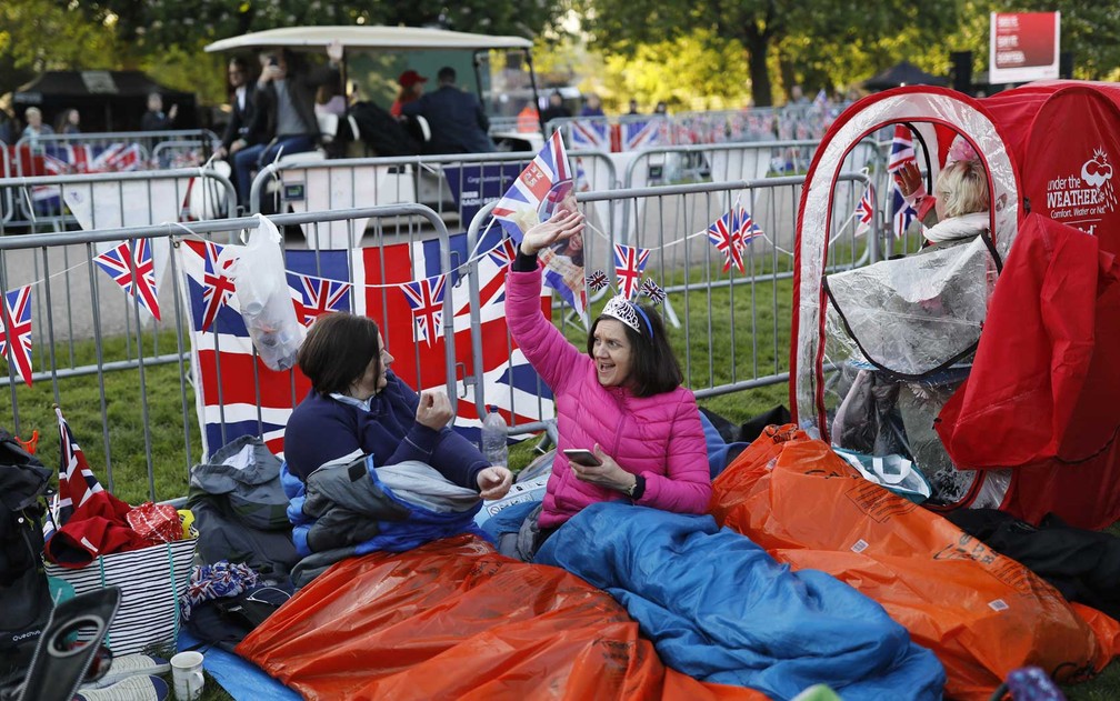 Para garantir lugar, britÃ¢nicos dormiram na regiÃ£o onde irÃ¡ passar a carruagem com o prÃ­ncipe Harrye e a atriz Meghan Markle (Foto: Tolga Akmen / AFP Photo)