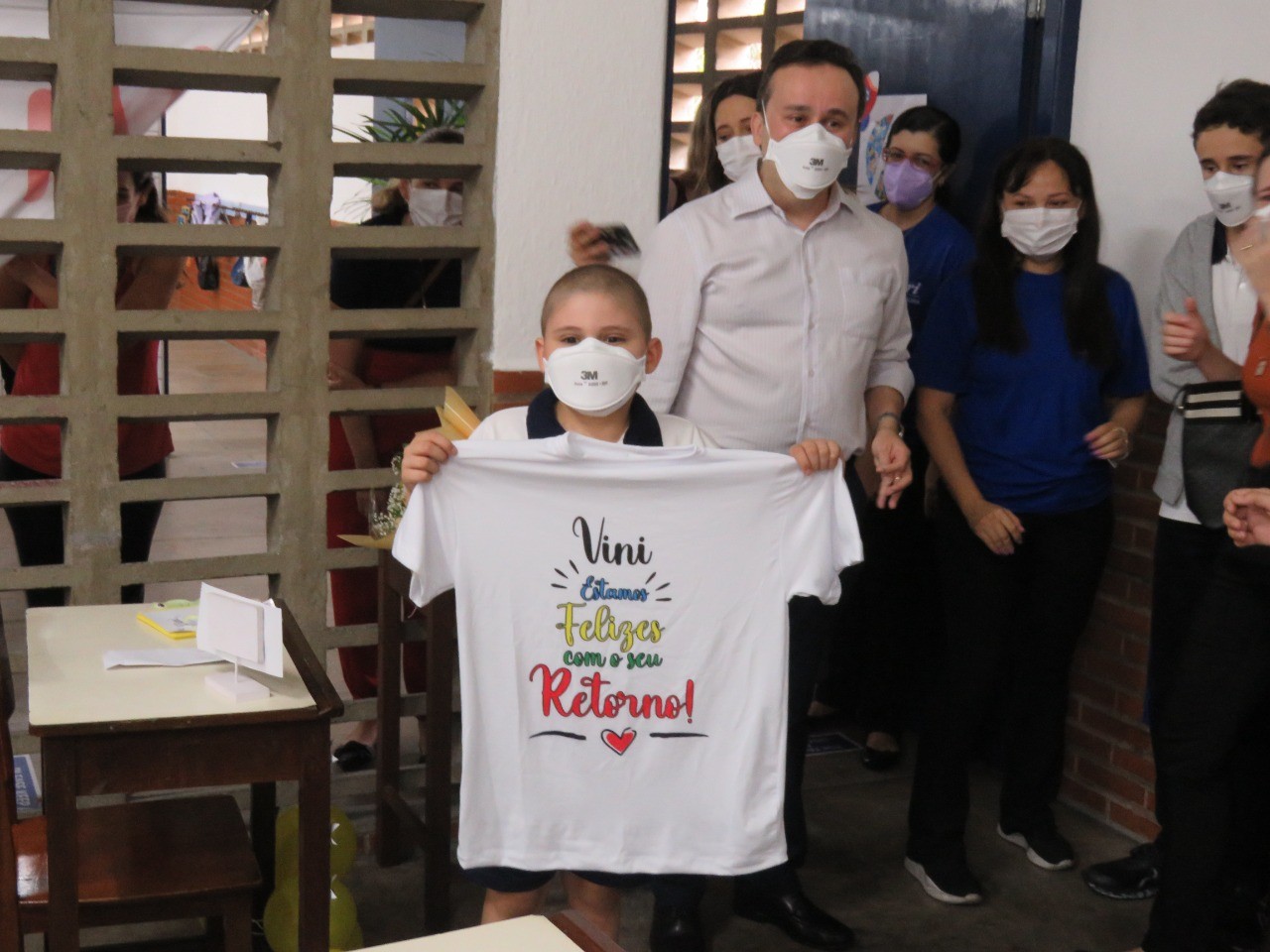 Aluno de 8 anos é recebido com festa em escola após nove meses afastado para tratamento contra o câncer: 'O amor me curou'