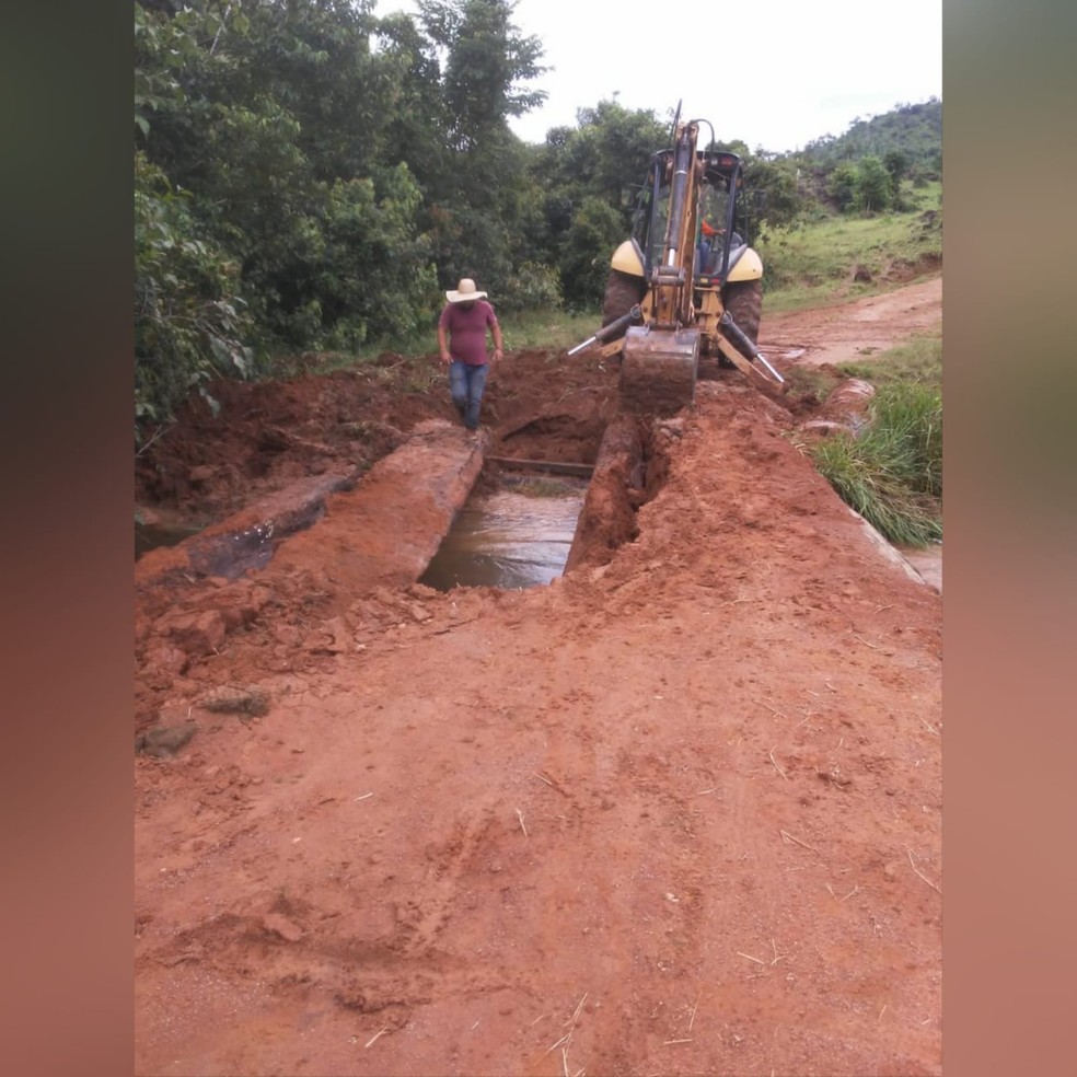 Seis pontes da comunidade rural rodaram por conta das chuvas — Foto: Reprodução