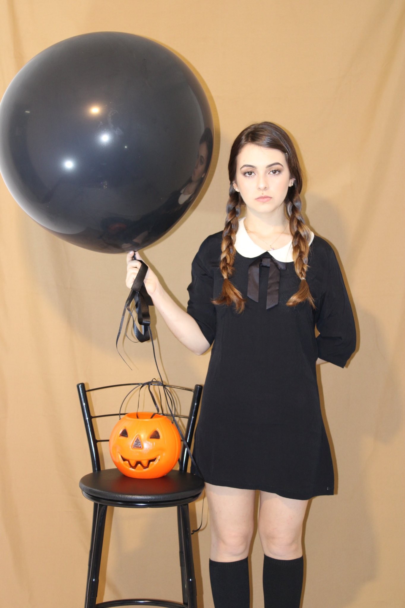 Klara Castanho se fantasiou de Wandinha Addams para o Halloween 2020 (Foto: Reprodução/Instagram)