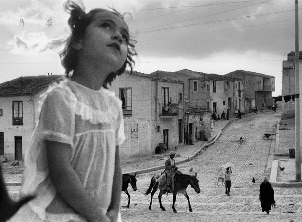 Rua principal de Corleone, Sicília, Itália, 1959. Foto de Sergio Larrain/Magnum Photos (Foto: Reprodução/IMS)