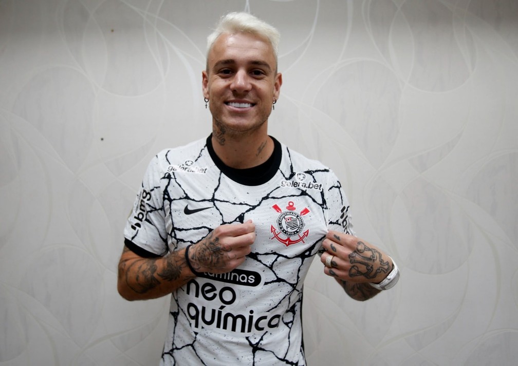 Róger Guedes com a camisa do Corinthians — Foto: Fernando Roberto/Agência Futpress