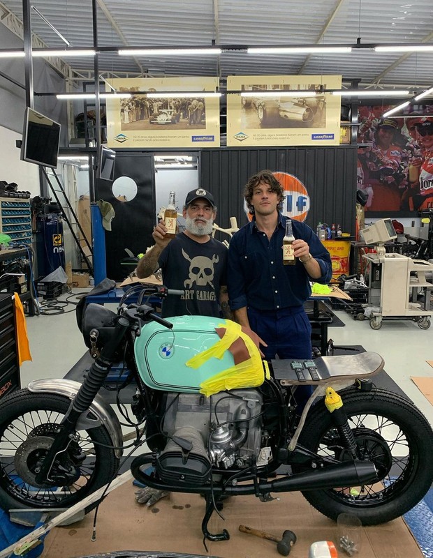 Chay Suede com nova moto (Foto: Reprodução/Instagram)