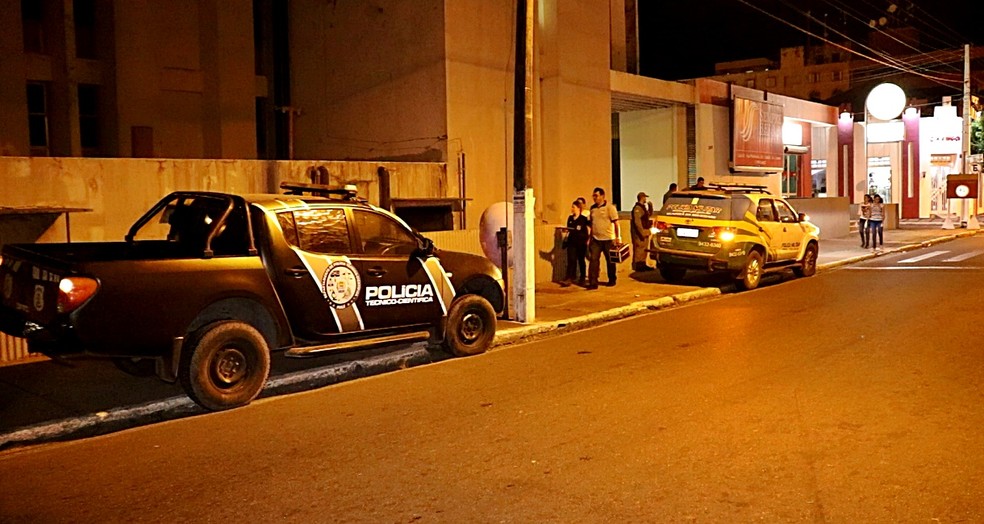 PolÃ­cia Militar tambÃ©m esteve em prÃ©dio  (Foto: Kairo Amaral/TV Clube)