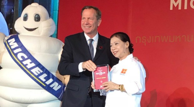Jay Fai recebendo seu prêmio na cerimônia do Guia Michelin, em Bangkok  (Foto: Reprodução Twitter)