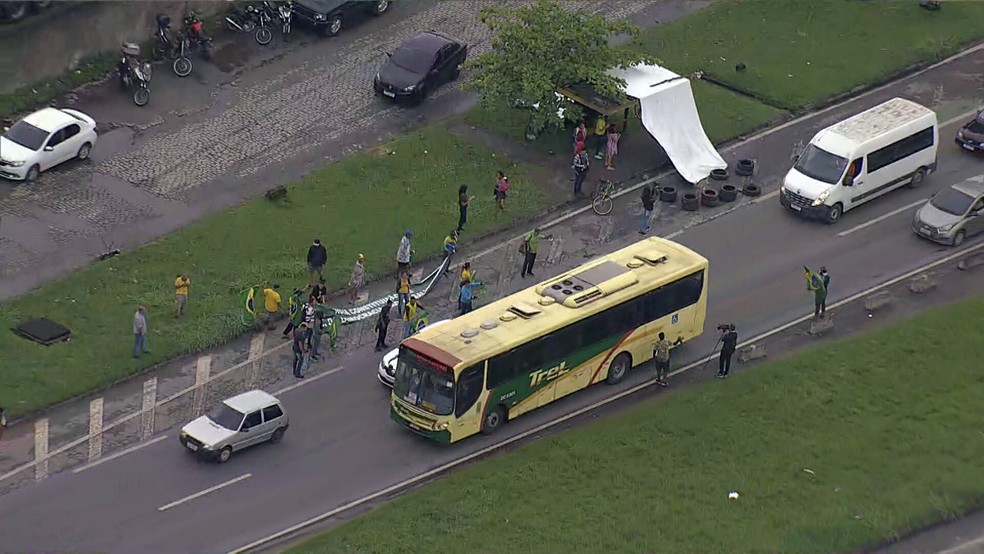 Bolsonaristas protestam na BR-040, na altura da Reduc — Foto: Reprodução/TV Globo