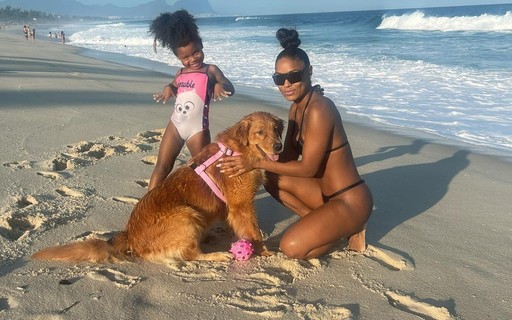MC Rebecca abre álbum de fotos em dia de praia com a filha