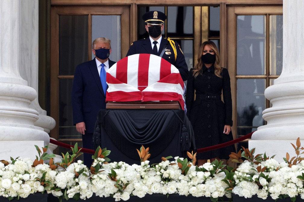 Presidente dos EUA, Donald Trump, e a primeira-dama, Melania Trump, participam de homenagem ao caixão com o corpo da juíza Ruth Bader Ginsburg, na Suprema Corte, nesta quinta-feira (24) — Foto: Alex Wong / Getty Images / AFP