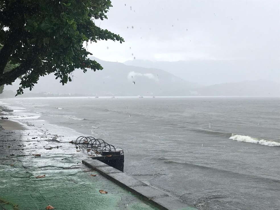 Maré está alta em Ubatuba. — Foto: Pedro Melo / TV Vanguarda