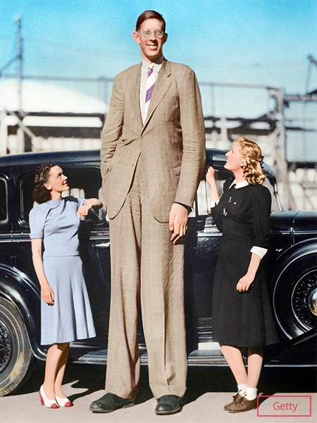 Conhecido como a pessoa mais alta da história registrada pela medicina, Wadlow cheogu a medir 2,74 metros (Foto: Reprodução/Guinness World Records)