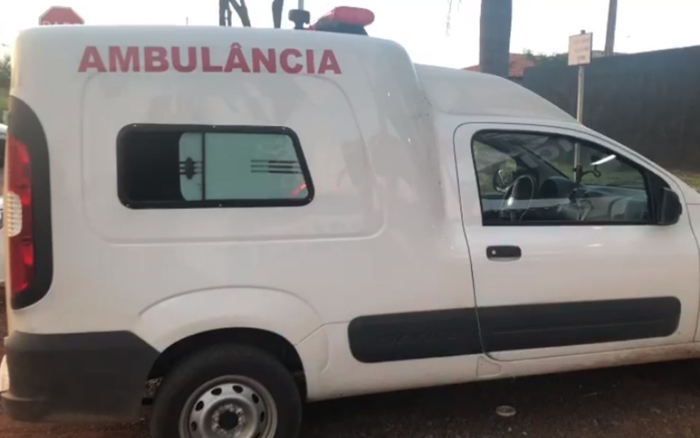 Ambulância da Prefeitura de Vila Boa que foi apreendida após servidor ser presos suspeito de transportar drogas no veículo — Foto: Polícia Militar/Divulgação