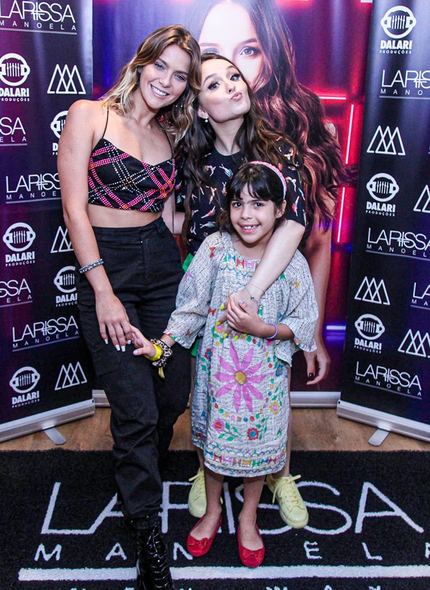 Isabella Santoni levou a irmã, Nina, para ver show de Larissa Manoela  (Foto:  Paulo Tauil / Agência BrazilNews)