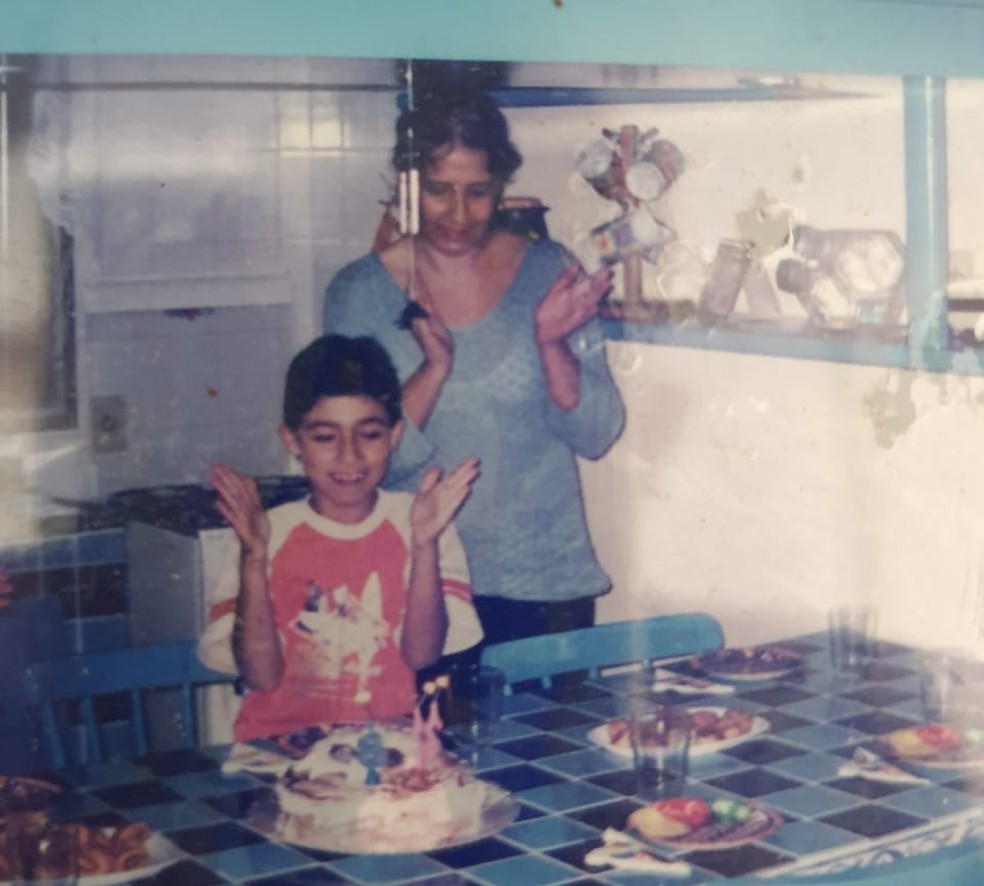 Gabriel Montanari ainda na infância ao lado da tia Sandra Elena Montanari — Foto: Arquivo pessoal