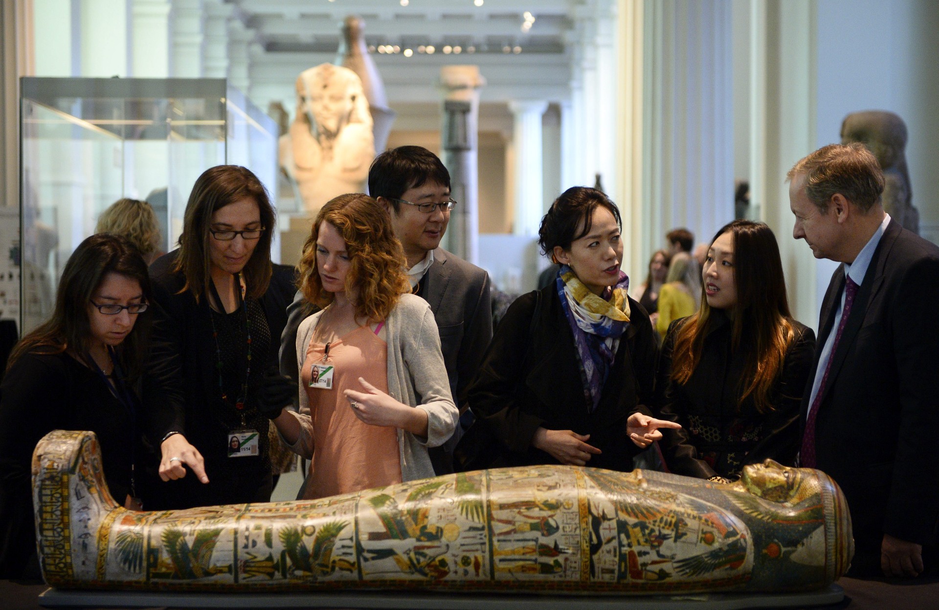 Visitantes do museu observam o sarcófago da sacerdotisa Tamut, datado do ano 900 a.C (Foto: EFE)