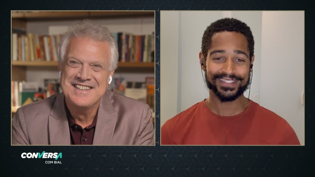 Alfred Enoch conta a Bial que o pai, William Russel, foi uma inspiração para que ele se apaixonasse pela interpretação — Foto: Globo