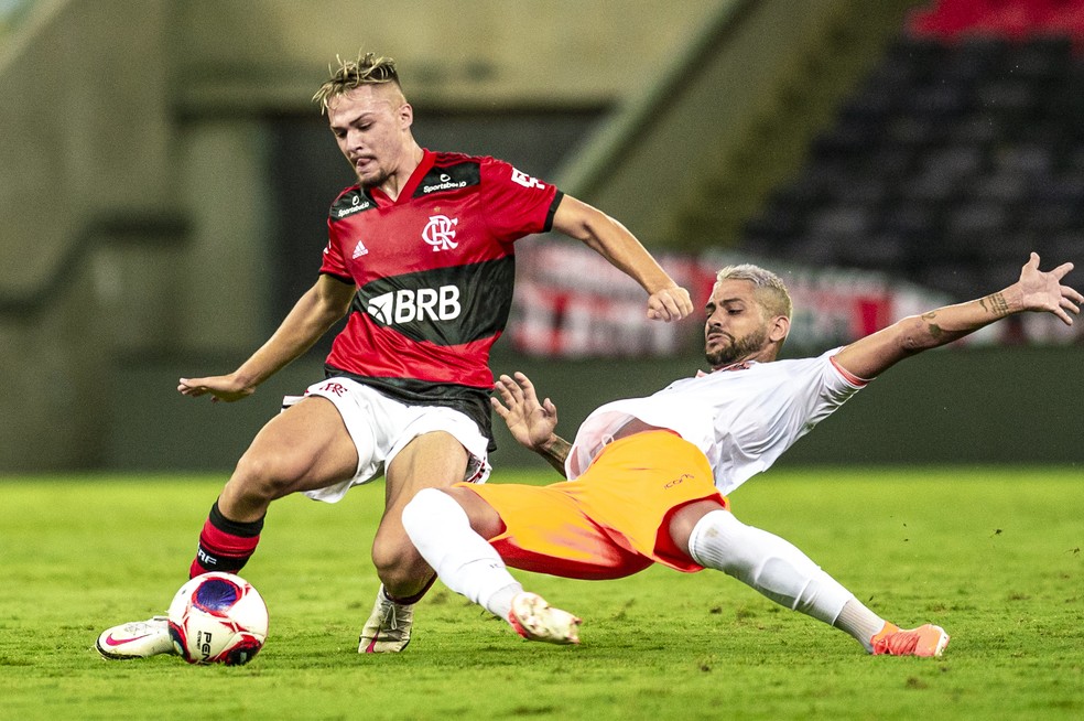 Noga, zagueiro do Flamengo, no duelo com o Nova Iguaçu — Foto: Marcelo Cortes/Flamengo