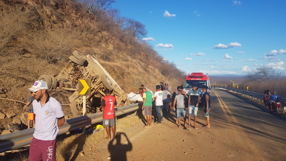 Cinco pessoas morreram após caminhão tombar no Sul do Piauí — Foto: José Lopes de Almeida